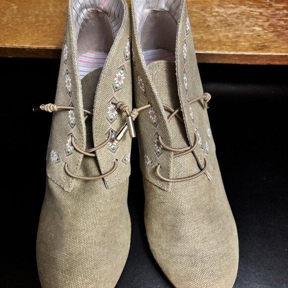 New, Women's Wedge Ankle Booty. Size 8 Regular - Picture 2 of 6